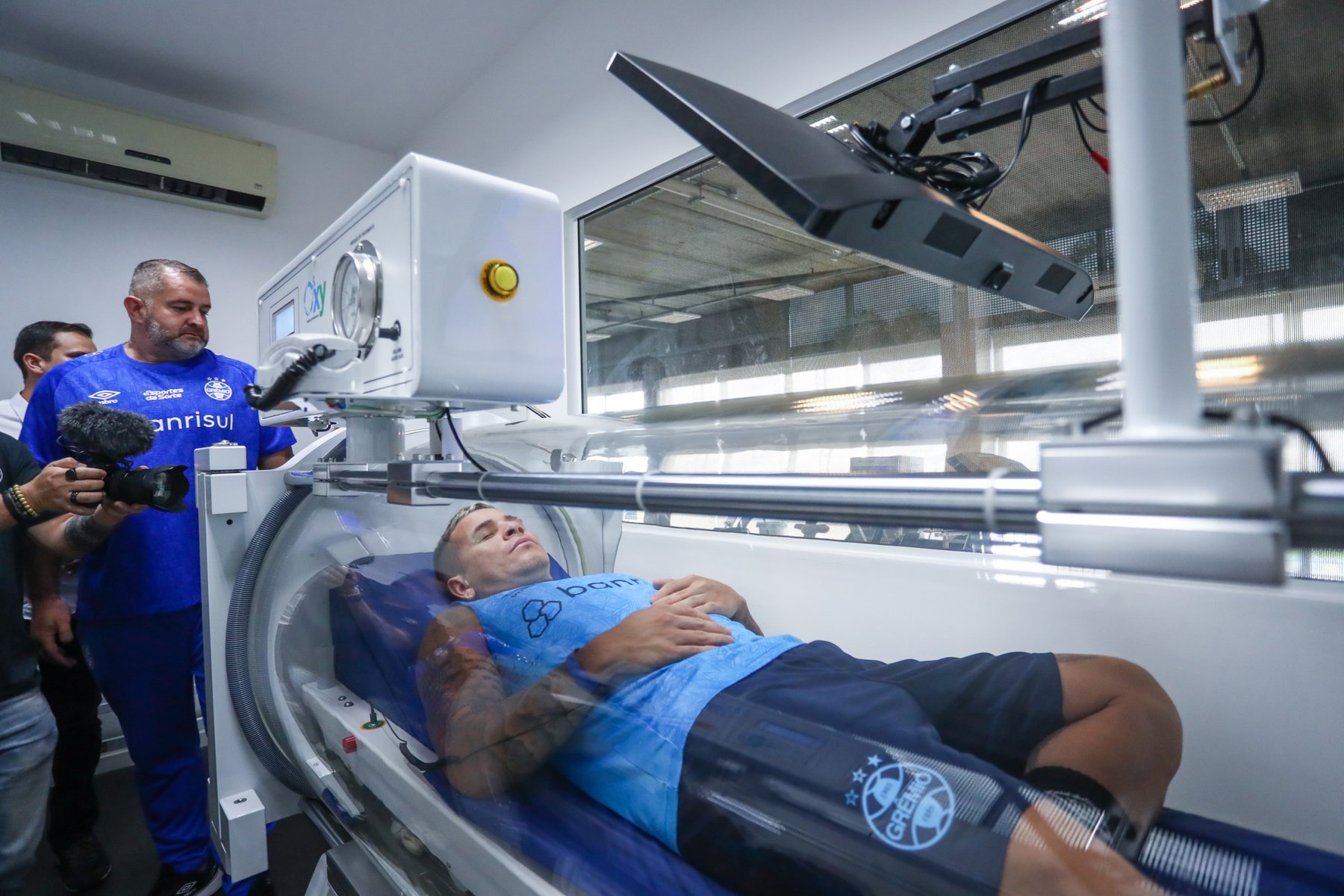 Atleta em sessão de oxigenoterapia hiperbárica para recuperação esportiva em câmara Oxy